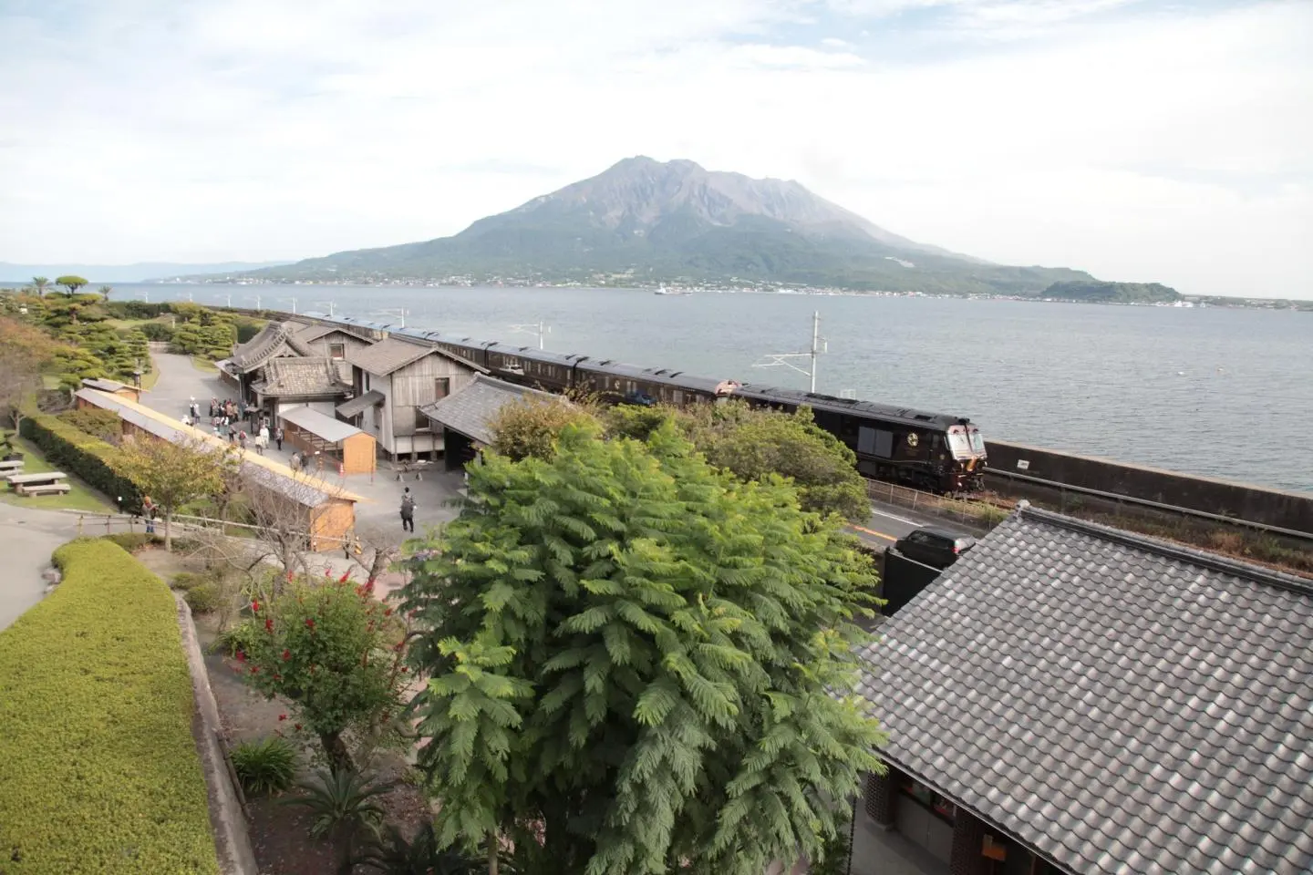 Seven Stars Kyushu passing by Sakurajima (Photo: Eiichi Kimura / CC BY-NC-ND 2.0)