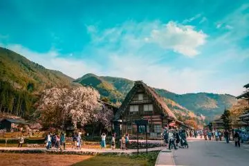 Photo: <a href="https://unsplash.com/photos/people-near-brown-house-and-trees-oxfKC1QvqyA" target="_blank" rel="noreferrer noopener nofollow">Sorrawis Chongcharoen</a> / Unsplash