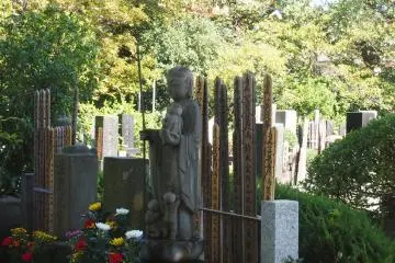A statue erected for a woman who passed away with her unborn child still in the womb.
