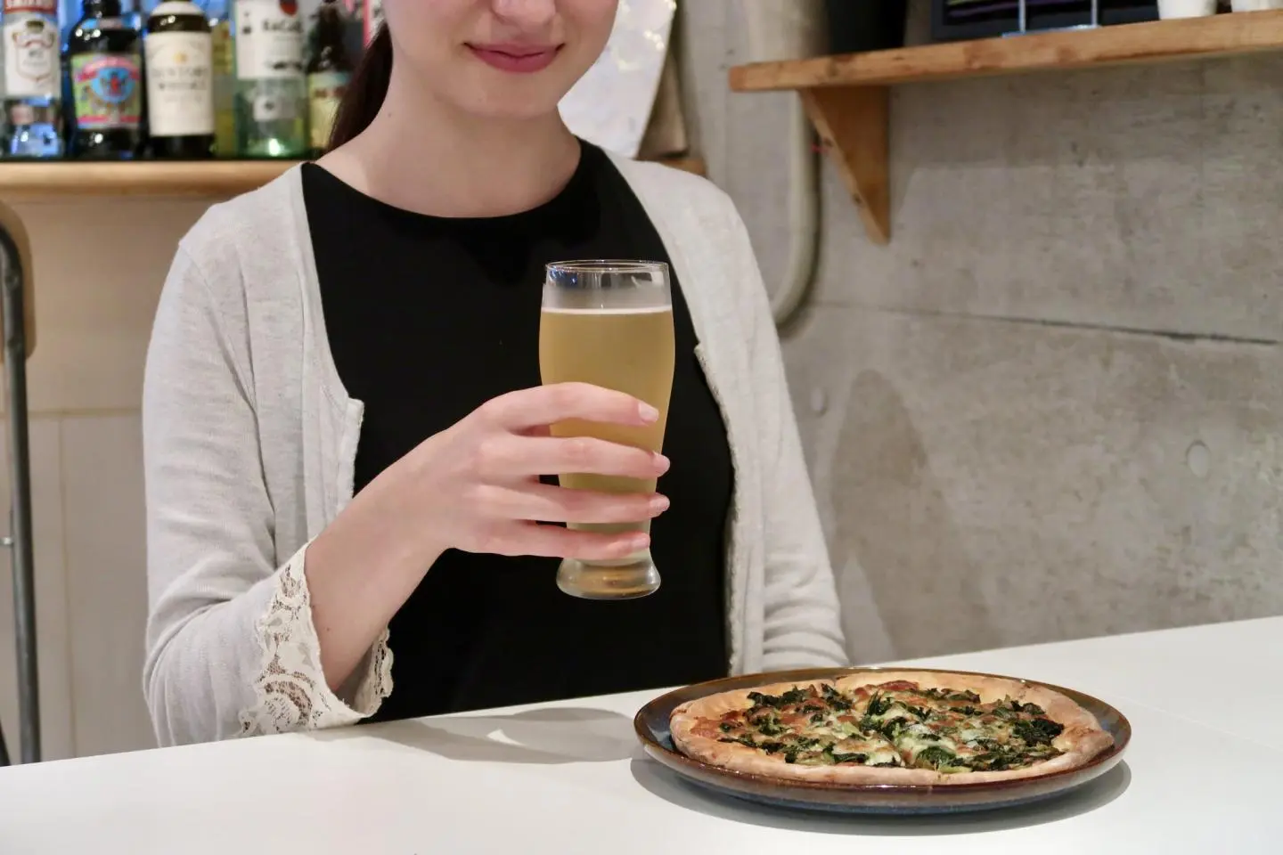 Hyuga Brewery’s “Angie” beer and ashitaba pizza (Photo: Zaid Izzuddin / JT)