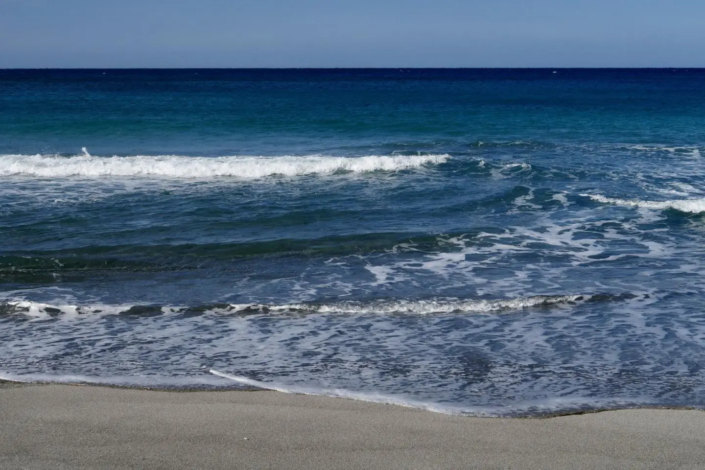 Ocean waves against the shore