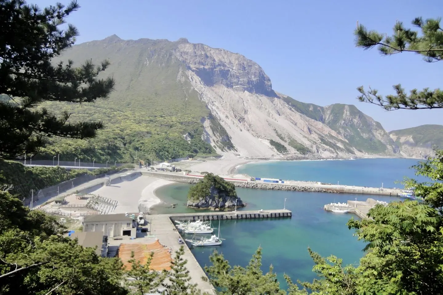 Miura Fishing Port (Photo: ©Kozushima Tourism Association)