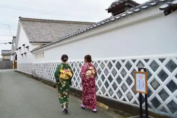 나마코카베 담벼락이 눈에 띄는 상업지구