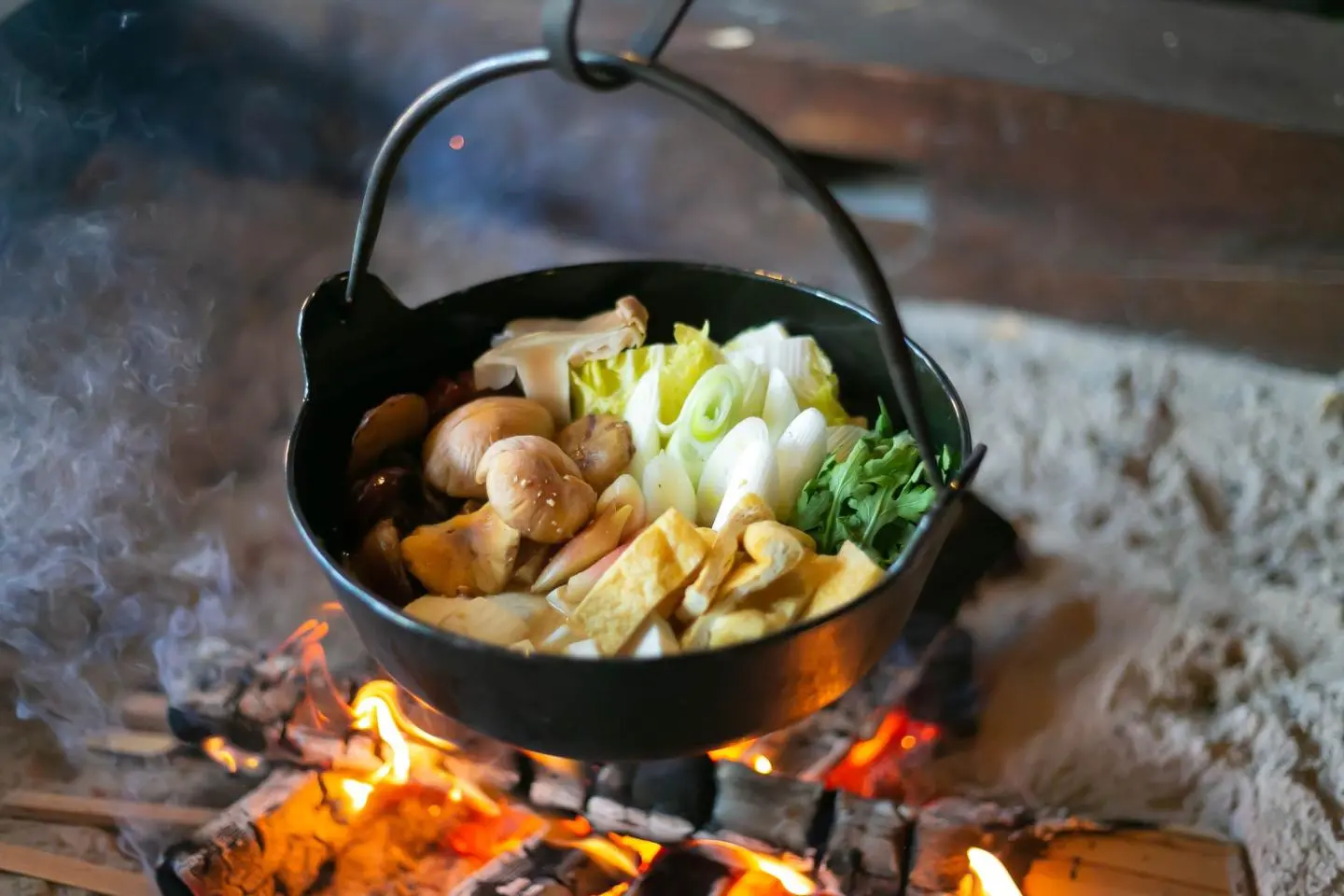 Food preparation in the villa’s irori (traditional Japanese sunken hearth) (Créditos de foto: Satoyama villa HONJIN)