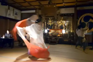 Stage actor Ryo Yoshimi, dancer Oriha Kato, taiko player Shunichiro Kamiya, and (hidden) shamisen player Tetsuya Okano at Kakurinbo