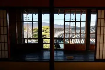 2층 창문에서 바로본 산의 풍경