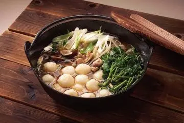 Damako Nabe (Photo:  Akita Gouji Fudoki – <a href="https://local-cuisine.maff.go.jp/en/recipe/1215/" target="_blank" rel="noreferrer noopener nofollow">Ministry of Agriculture, Forestry and Fisheries website</a>)