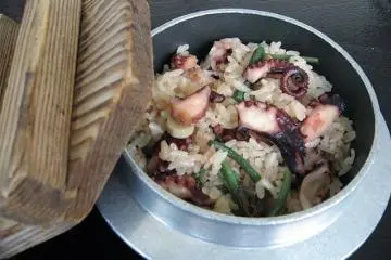 Takomeshi (Photo:  Kurashiki Nutrition Improvement Council – <a href="https://local-cuisine.maff.go.jp/en/recipe/2803/" target="_blank" rel="noreferrer noopener nofollow">Ministry of Agriculture, Forestry and Fisheries website</a>)