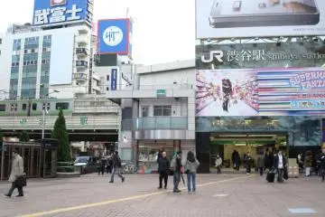 <p>ทิศตะวันตกของสถานีเจอาร์และป้อมตำรวจ</p>