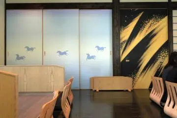 <p>ผนังที่สวยงามในห้องอาหารใหญ่</p>