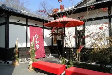 <p>การตกแต่งภายนอกของร้านซากุระมิจิ</p>