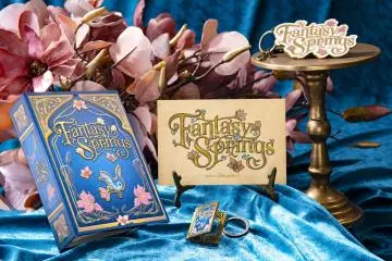 Postcard holder & postcard ¥1,900; Keychain (book type) ¥1,900; Keychain ¥1,400