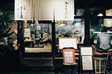 Tokyo's knack for having top-notch meals always within reach was praised (Photo: <a href="https://unsplash.com/photos/restaurant-with-people-dining-in-jfZfdQtcH6k" target="_blank" rel="noreferrer noopener nofollow">Danis Lou</a>)