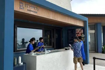 Banta Cafe, casual dining on site