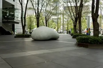 This abstract sculpture fit perfectly with the buildings design and surroundings at Tokyo International Forum at Yurakucho