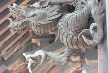 And yet, another dragon, this one nestled in among the eaves of the main hall