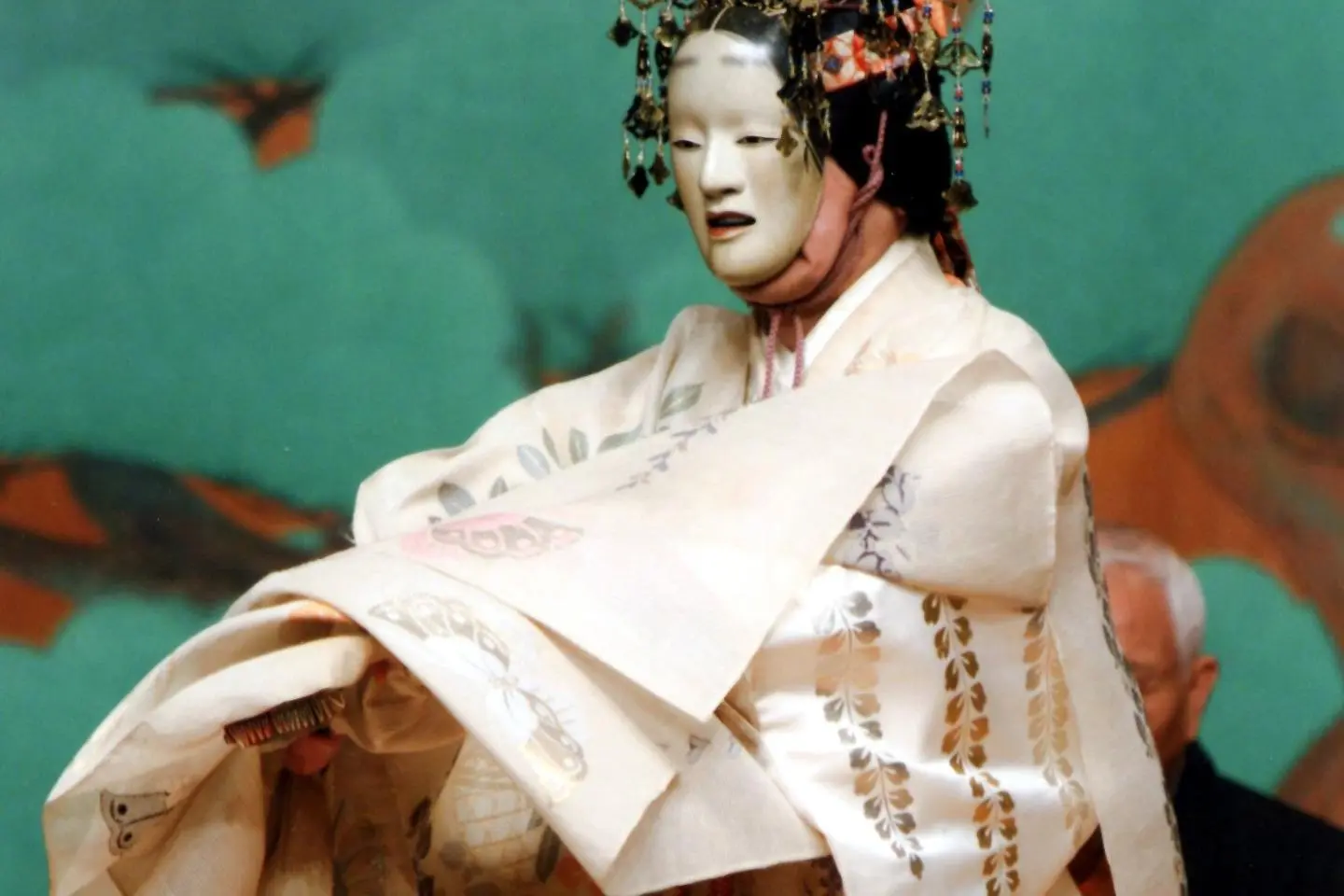 Kanze Kiyokazu in "Hagoromo" Noh play (Photo: Osaka Noh Festa)