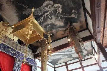 วัดนี้ขึ้นชื่อเรื่องภาพวาดเพดานที่สวยงาม ทั้งหมดเป็นฝีมือของอาคิคัตสุ มานาเบะ ขุนนางลำดับที่ 7 ของตระกูลซาบาเอะ