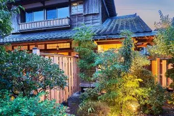 Fuji private villa at sunset (Photo: Sozosya)