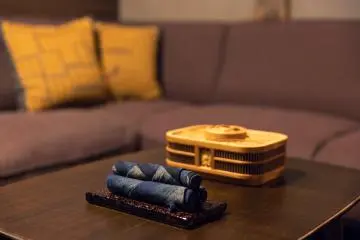 Comfort with tea-dyed cushions, indigo-dyed handkerchiefs, and a bamboo lattice box containing sweets (Photo: Sozosya)