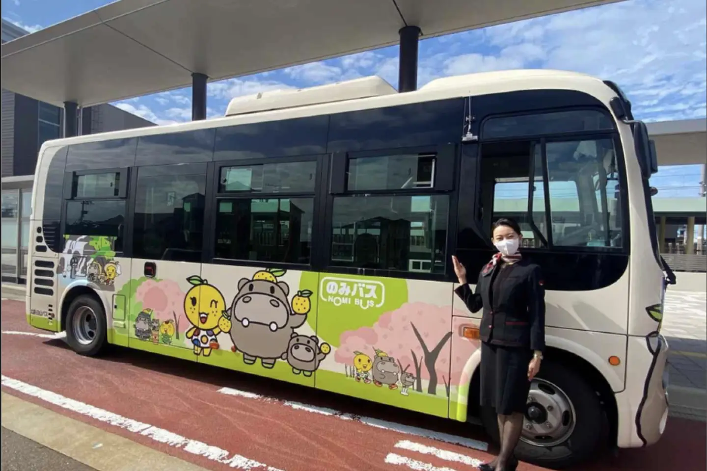 The Nomi Bus features the city mascot characters Hipponon, Yuzumin, and Poponon