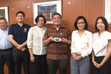 Thai embassy staff with kai yang