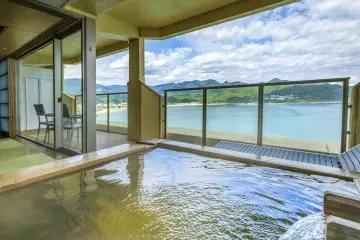 Deluxe corner suite with open-air observation bath