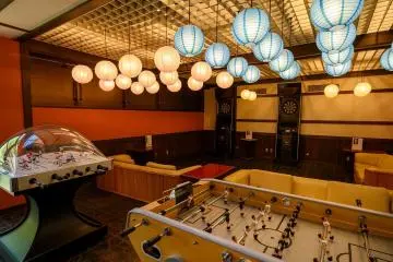 Entertainment lounge