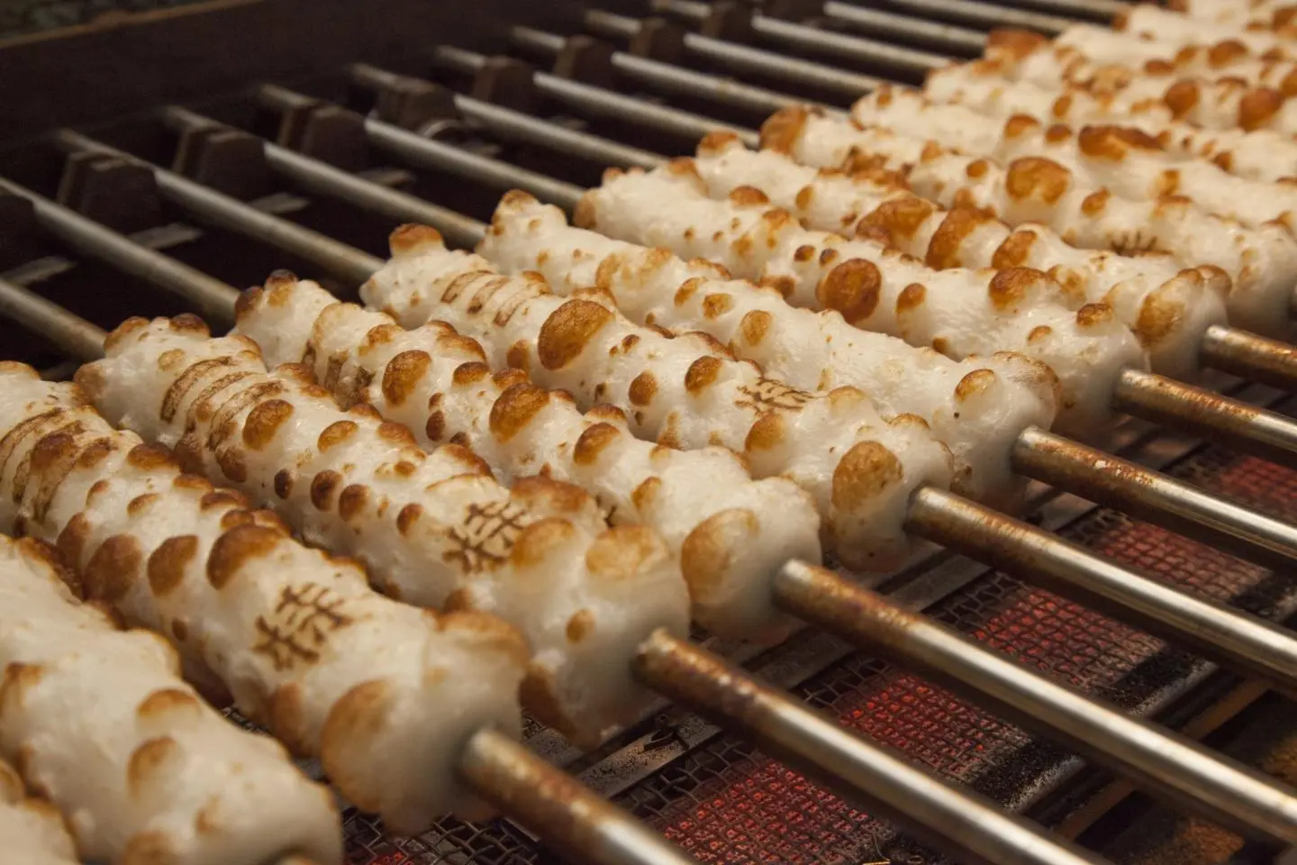 Chikuwa grillés dans l’usine de Maruishi Numata Shoten (Photo: Maruishi Numata Shoten)
