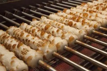 Chikuwa grillés dans l’usine de Maruishi Numata Shoten