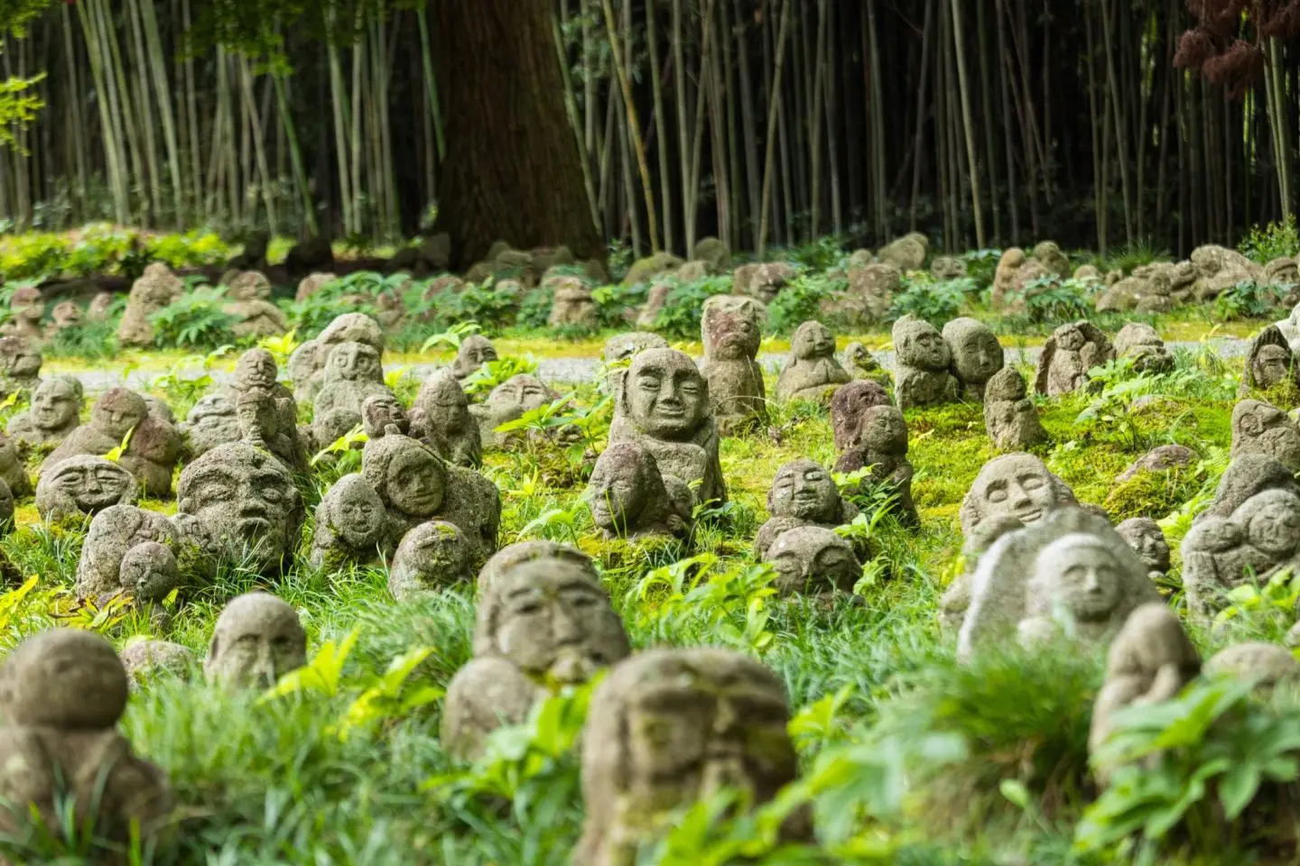 Statues pour les victimes du tremblement de terre et du tsunami (Photo: Pete Leong)