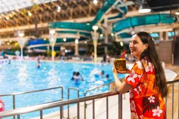 Profitez d'une boisson rafraîchissante au bord de la piscine
