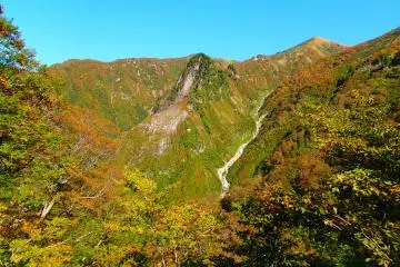 Climbing up th ridgeline (Photo: Matthew Shewchuk)
