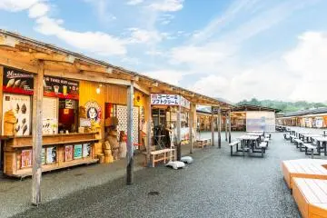 Les façades en bois abritent marchandises et nourriture