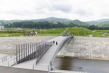 Pont piétonnier Nakahashi Bridge au parc commémoratif du tremblement de terre de Minamisanriku