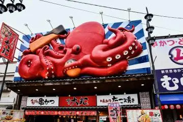 Photo: <a href="https://unsplash.com/photos/a-large-red-fish-statue-on-a-building-Jb4R7UYSCSA" target="_blank" rel="noreferrer noopener nofollow">AXP Photography</a> / Unsplash