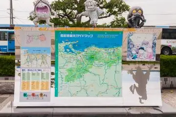 <p>แผนที่ตั้งอยู่นอกสถานี แสดงพื้นที่โดยรอบ</p>