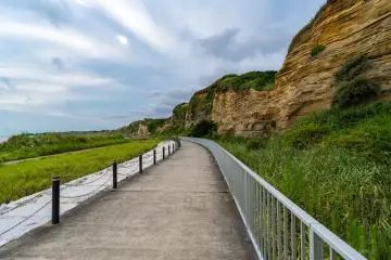 Vue vers l'est le long des falaises de Byobugaura
