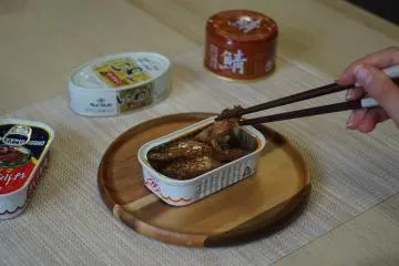 Dégustation de hareng en conserve façon kabayaki