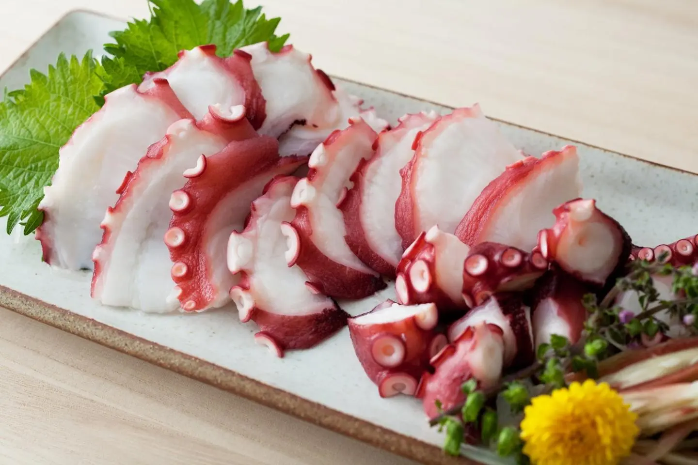 Sashimi de poulpe d'Ajirushi servi avec une feuille de shiso (Photo: Ajirushi)