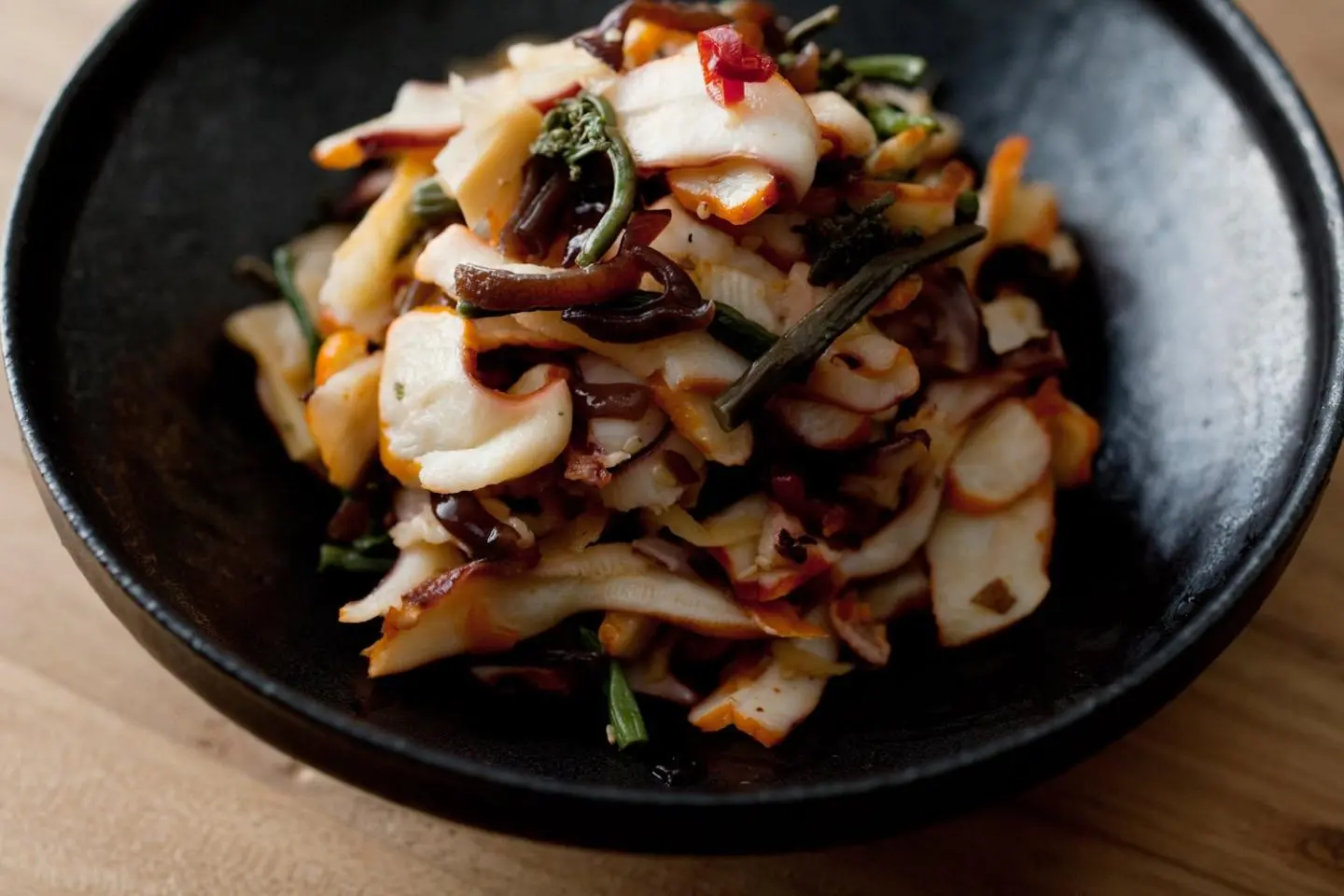 Le calmar chinois classique d'Ajirushi aux légumes sauvages (Photo: Ajirushi)