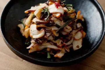 Le calmar chinois classique d'Ajirushi aux légumes sauvages