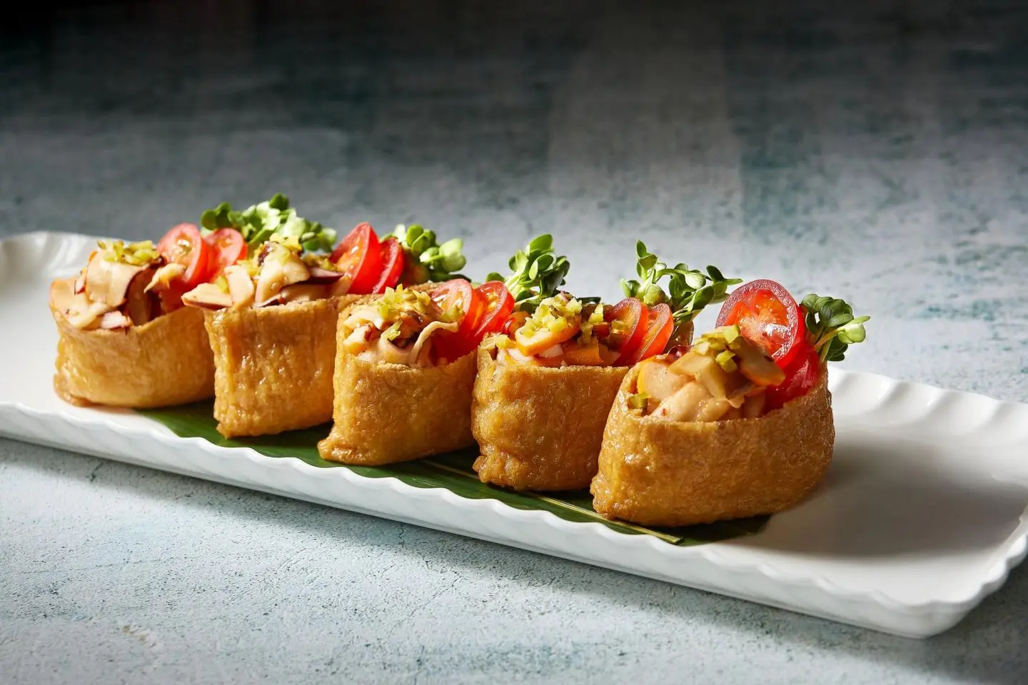 Suggestion de présentation pour leurs calmars : sushi inari ou poches de tofu frit (Photo: Ajirushi)