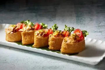 Suggestion de présentation pour leurs calmars : sushi inari ou poches de tofu frit