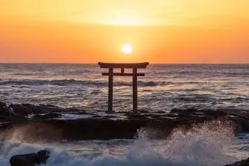 Vue côtière du portail torii du sanctuaire Oarai Isosaki