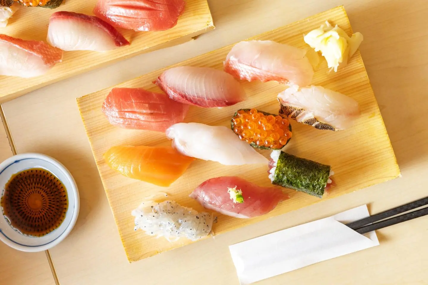 Plateau de sushis au restaurant Kaikatei à l'intérieur du marché aux poissons (Photo: Fabien Recoquille)