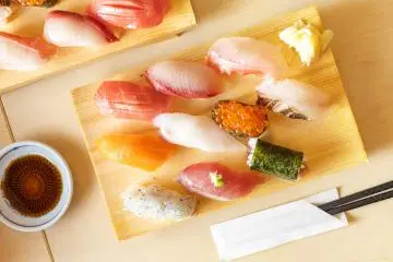 Plateau de sushis au restaurant Kaikatei à l'intérieur du marché aux poissons