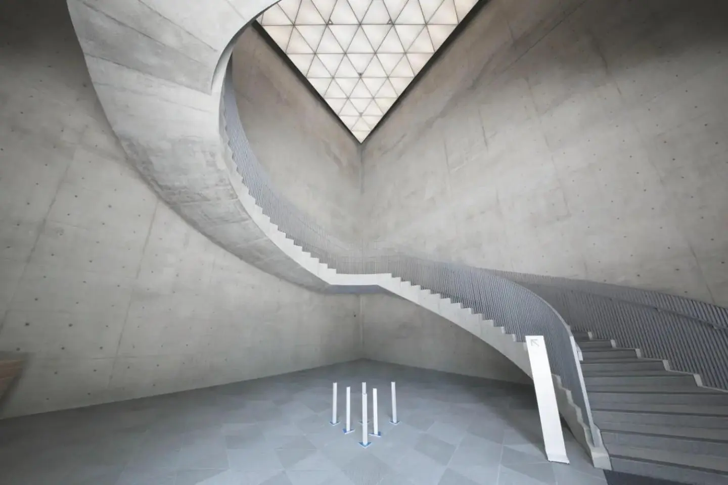 Atrium triangulaire au sommet d'un escalier en colimaçon