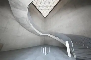 Atrium triangulaire au sommet d'un escalier en colimaçon