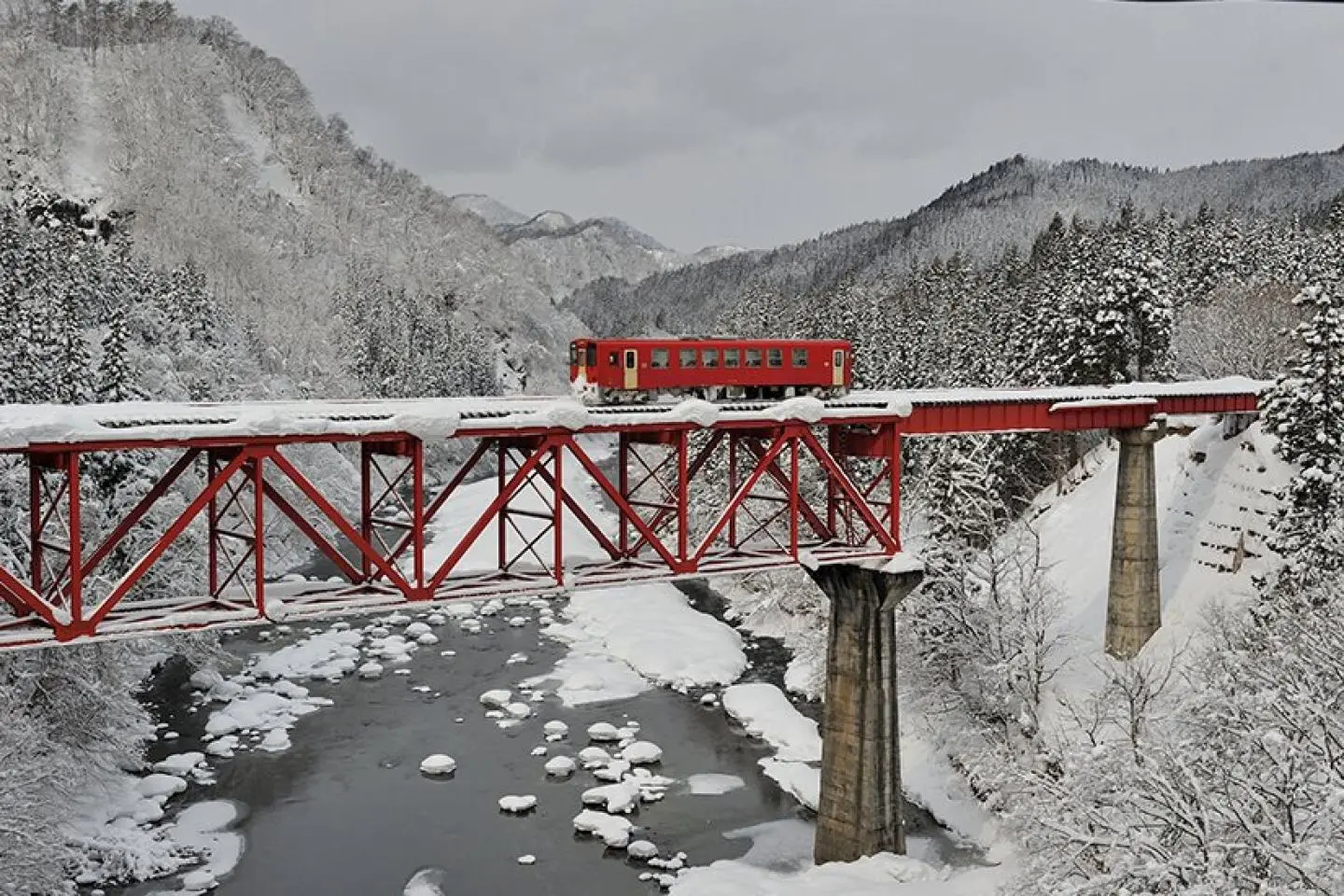 Le pont de la rivière Omata en hiver